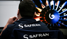 Un employé de Safran à Gennevilliers, près de Paris, le 13 avril 2026 ( AFP / JULIEN DE ROSA )