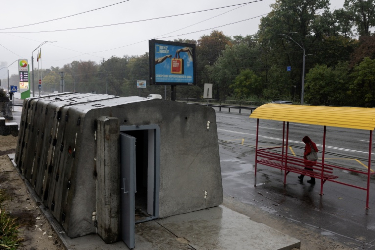 Un abri anti-aérien en béton près d'un arrêt d'autobus à Kiev, le 16 octobre 2026 ( AFP / Tetiana DZHAFAROVA )