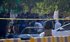 Des policiers examinent une voiture après un attentat-suicide à Islamabad, le 11 novembre 2025 au Pakistan ( AFP / Farooq NAEEM )