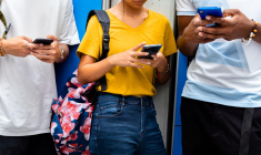 Mieux vaut consulter son ado pour trouver le meilleur abonnement téléphonique. ( crédit photo : Shutterstock )