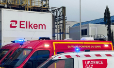 Des camions de pompiers devant l'usine chimique Elkem Silicones, après une explosion, le 22 décembre 2025 à Saint-Fons, dans le Rhône ( AFP / Manon BILLING )