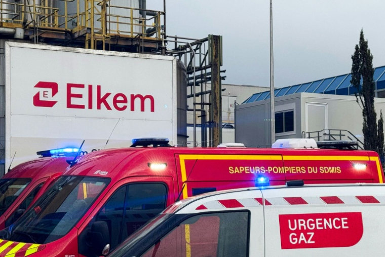 Des camions de pompiers devant l'usine chimique Elkem Silicones, après une explosion, le 22 décembre 2025 à Saint-Fons, dans le Rhône ( AFP / Manon BILLING )