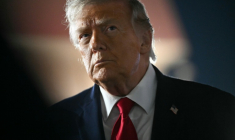 Donald Trump s'adresse à la presse à l'aéroport John F. Kennedy à New York, le 9 juin 2026. ( AFP / SAUL LOEB )