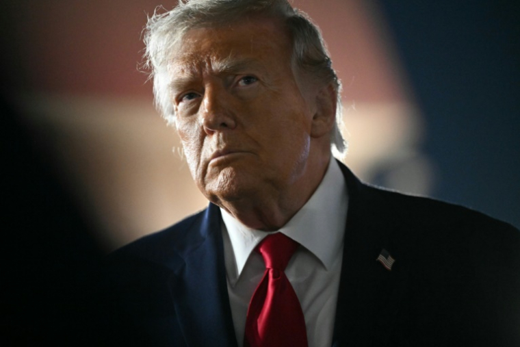 Donald Trump s'adresse à la presse à l'aéroport John F. Kennedy à New York, le 9 juin 2026. ( AFP / SAUL LOEB )