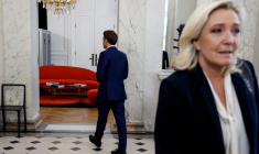 Marine Le Pen s'éloigne après avoir été escortée par le président français Emmanuel Macron après des entretiens à l'Elysée