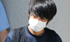 Tetsuya Yamagami, l'homme accusé d'avoir tué l'ancien Premier ministre japonais Shinzo Abe, devant le poste de police de Nara, au Japon, le 25 juillet 2022 ( JIJI PRESS / STR )
