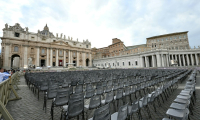 Des sièges vides sont alignés devant la basilique Saint-Pierre à la veille de la messe d'inauguration du pontificat de Léon XIV, sur la place Saint-Pierre au Vatican, le 17 mai 2025 ( AFP / Stefano Rellandini )