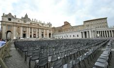 Des sièges vides sont alignés devant la basilique Saint-Pierre à la veille de la messe d'inauguration du pontificat de Léon XIV, sur la place Saint-Pierre au Vatican, le 17 mai 2025 ( AFP / Stefano Rellandini )