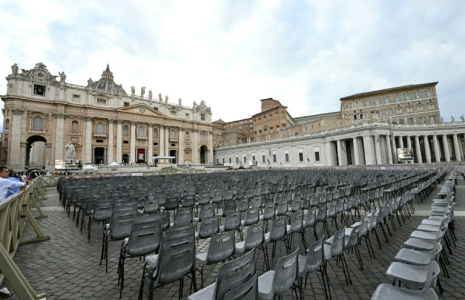 Des sièges vides sont alignés devant la basilique Saint-Pierre à la veille de la messe d'inauguration du pontificat de Léon XIV, sur la place Saint-Pierre au Vatican, le 17 mai 2025 ( AFP / Stefano Rellandini )