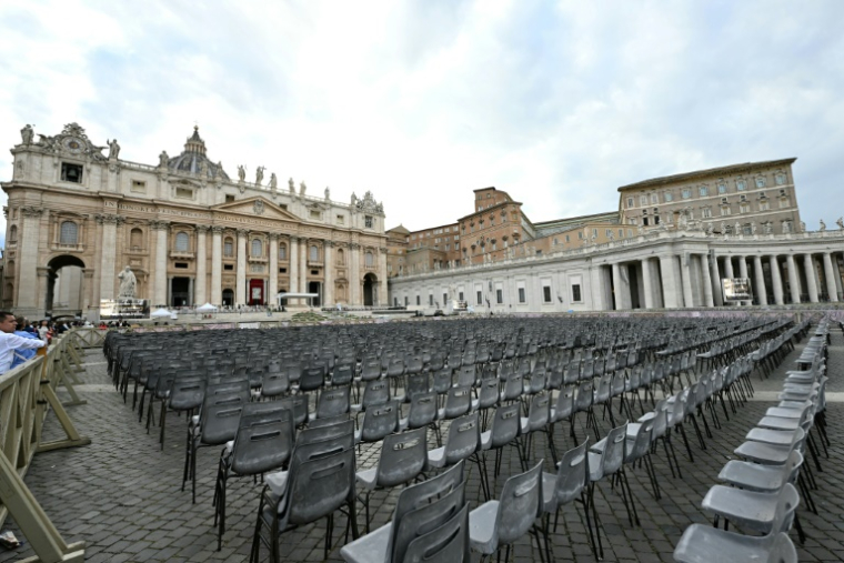 Des sièges vides sont alignés devant la basilique Saint-Pierre à la veille de la messe d'inauguration du pontificat de Léon XIV, sur la place Saint-Pierre au Vatican, le 17 mai 2025 ( AFP / Stefano Rellandini )