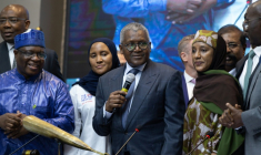 Aliko Dangote (au centre), président-directeur général du groupe Dangote, s'adresse au public lors de l'introduction en bourse (IPO) de la raffinerie Dangote au Nigerian Exchange Group à Lagos, au Nigeria, le 14 septembre 2026.  ( AFP / Temiloluwa Johnson )