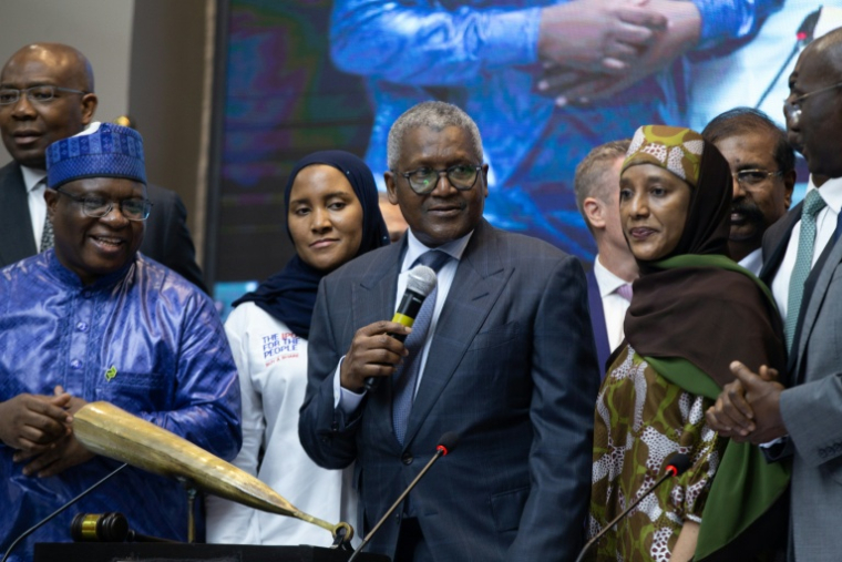 Aliko Dangote (au centre), président-directeur général du groupe Dangote, s'adresse au public lors de l'introduction en bourse (IPO) de la raffinerie Dangote au Nigerian Exchange Group à Lagos, au Nigeria, le 14 septembre 2026.  ( AFP / Temiloluwa Johnson )