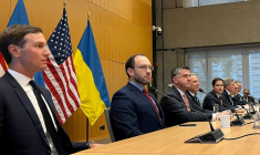 Jared Kushner, Steve Witkoff, Marco Rubio et Daniel Driscoll sont assis avant des discussions à huis sur la fin de la guerre de la Russie en Ukraine