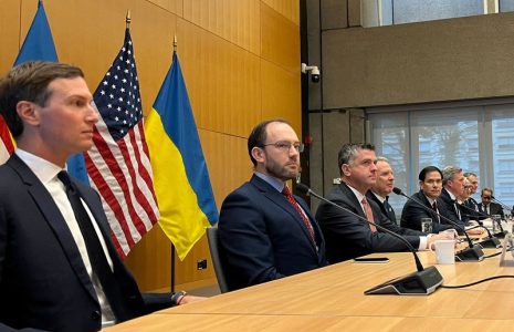 Jared Kushner, Steve Witkoff, Marco Rubio et Daniel Driscoll sont assis avant des discussions à huis sur la fin de la guerre de la Russie en Ukraine