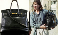Cette combinaison de photos montre le sac Birkin ayant appartenu à l'artiste, pris chez Sotheby's à Paris le 2 juillet 2025 et Jane Birkin arrivant à l'Elysée avec ledit sac le 9 mai 1990 ( AFP / ALAIN JOCARD )