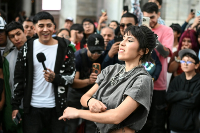 Une jeune femme fait un geste à son adversaire lors d'un face-à-face appelé "bataille d'aura", à Mexico le 20 août 2026 ( AFP / Yuri CORTEZ )