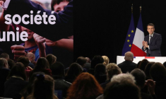 MACRON DIT PRÉVOIR UNE BAISSE DE 15 MILLIARDS D'EUROS DES IMPÔTS PAR AN