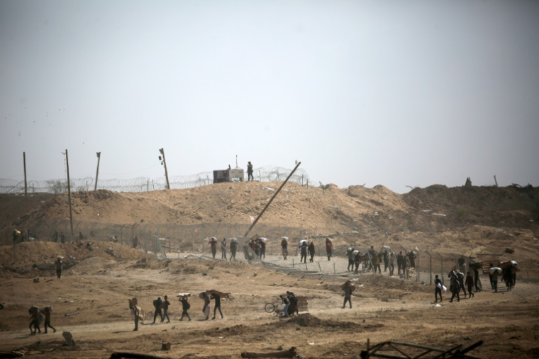 Près d'un site de distribution d'aide de la Fondation humanitaire de Gaza, une organisation soutenue par Israël et les Etats-Unis, dans le centre de la bande de Gaza, le 2 août 2025 ( AFP / Eyad BABA )