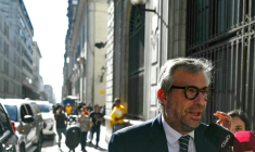 L'ancien chef de l'Office national des processus électoraux du Pérou (ONPE), Piero Corvetto, à son arrivée au parquet à Lima, le 21 avril 2026 ( AFP / ERNESTO BENAVIDES )