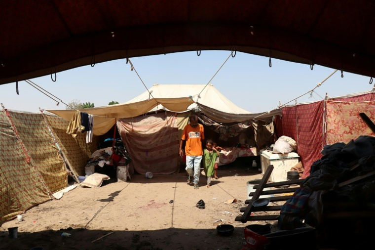 Abdulrahman Mohyiddin et son enfant dans un camp de déplacés à Aden, le 4 novembre 2025 au Yémen ( AFP / Saleh Al-OBEIDI )