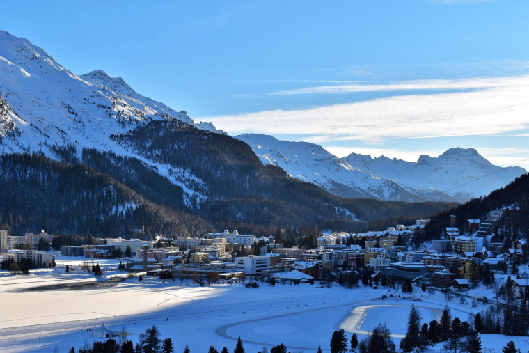 Le gouvernement a fermé la porte à une réouverture des stations de ski pour les fêtes de fin d'année, pour « éviter de grands brassages de populations, et donc à terme, une troisième vague (de la pandémie) qui serait très dure à supporter », a expliqué ce lundi le secrétaire d'État au Tourisme, Jean-Baptiste Lemoyne. (Pixabay / Pitsch)