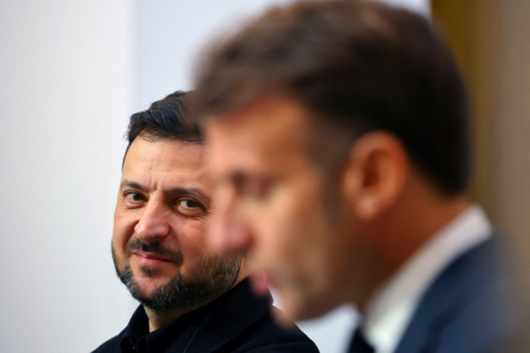 Le président ukrainien Volodymyr Zelensky écoute son homologue français Emmanuel Macron lors d'une conférence de presse, le 17 novembre 2025 à Paris ( POOL / Sarah Meyssonnier )