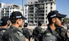 Forces de sécurité israéliennes sur les lieux d'une frappe de missile iranien, le 20 juin 2025 à Beersheva dans le sud d'Israël ( AFP / MAYA LEVIN )