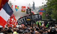 FRANCE: DES MILLIERS DE PERSONNES DÉFILENT POUR LE 1ER MAI, HEURTS À PARIS