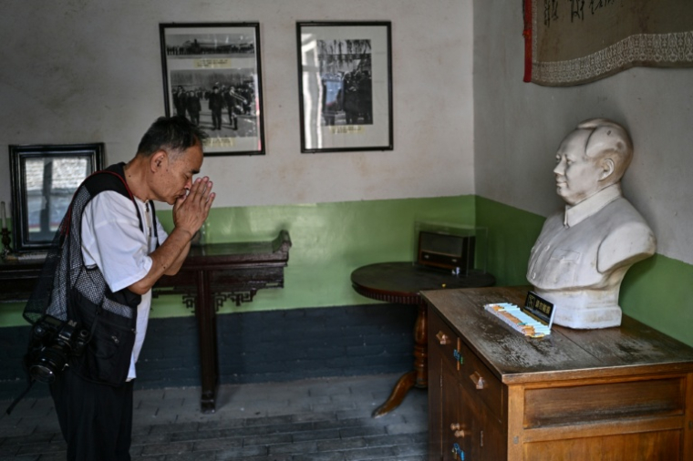 Un visiteur s'incline devant le buste de Mao Zedong dans un musée à Dazhai, dans la province du Shanxi, le 19 août 2026 en Chine ( AFP / Pedro PARDO )