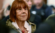Gisèle Pelicot quitte le palais de justice de Nîmes lors du procès en appel des viols de Mazan, le 7 octobre 2025 dans le Gard ( AFP / Christophe SIMON )