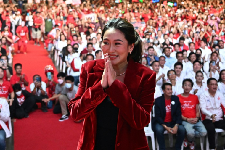 Paetongtarn Shinawatra, candidat edu Parti Pheu Thai au poste de Premier ministre, lors du dernier meeting de campagne du parti avant les électins, le 12 mai 2023 à Bangkok ( AFP / MANAN VATSYAYANA )