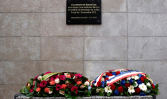 La plaque rendant hommage à Manuel Dias, tué le devant le Stade de France à Saint-Denis, près de Paris, et première victime des attentats du 13 novembre 2015, lors d'une cérémonie organisée le 13 novembre 2024 ( POOL / Ian LANGSDON )