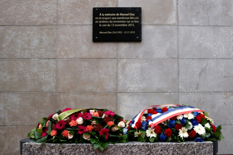 La plaque rendant hommage à Manuel Dias, tué le devant le Stade de France à Saint-Denis, près de Paris, et première victime des attentats du 13 novembre 2015, lors d'une cérémonie organisée le 13 novembre 2024 ( POOL / Ian LANGSDON )