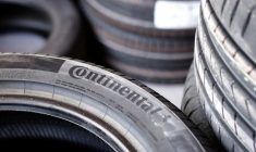 Des pneus Continental sont visibles dans un magasin