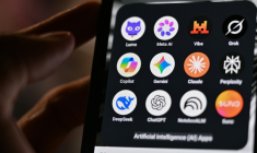Les icônes de certaines des principales applications basées sur l’intelligence artificielle photographiées sur un smartphone le 15 juillet 2026, avec les logos (de gauche à droite) de Lumo de Proton AG, Meta AI, Mistral Vibe (anciennement Le Chat), Grok de xAI, Copilot de Microsoft, Gemini de Google, Claude d’Anthropic, Perplexity, Deepseek, Chat GPT d’OpenAI, Notebook LLM de Google et l’application de musique générative Suno ( AFP / Martin LELIEVRE )