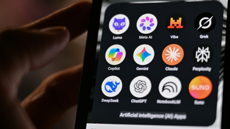 Les icônes de certaines des principales applications basées sur l’intelligence artificielle photographiées sur un smartphone le 15 juillet 2026, avec les logos (de gauche à droite) de Lumo de Proton AG, Meta AI, Mistral Vibe (anciennement Le Chat), Grok de xAI, Copilot de Microsoft, Gemini de Google, Claude d’Anthropic, Perplexity, Deepseek, Chat GPT d’OpenAI, Notebook LLM de Google et l’application de musique générative Suno ( AFP / Martin LELIEVRE )