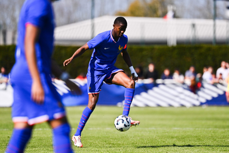 Chambrage, bagarre, carton rouge : l’équipe de France U17 file en huitièmes du Mondial
