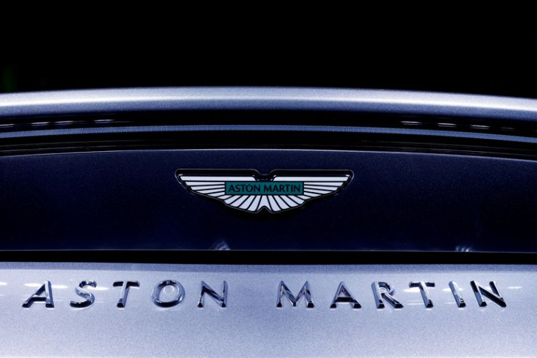 Le logo Aston Martin sur une Vantage, une voiture de sport de luxe, lors de son lancement