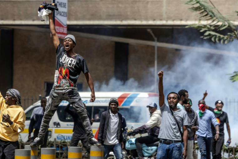 Manifestation contre les violences policières après la mort du blogueur kenyan Albert Ojwang, le 12 juin 2025 à Nairobi ( AFP / Luis TATO )