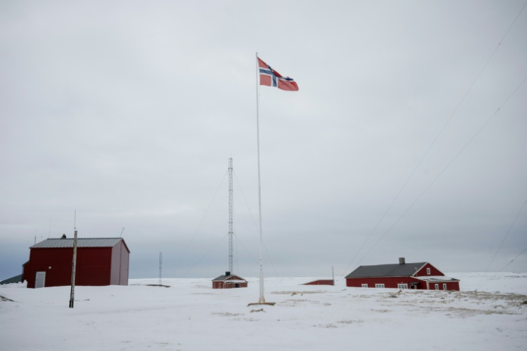Les baraquements de la station météorologique de la côte nord du territoire norvégien reculé de l'île aux Ours (Bjornoya), Le 5 avril 2025 ( AFP / Olivier MORIN )