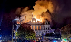 La mairie de Limoges incendiée, le 17 octobre 2026 ( AFP / Melaine PAYZAL )