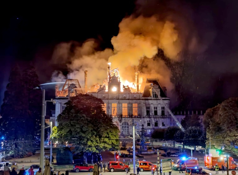 La mairie de Limoges incendiée, le 17 octobre 2026 ( AFP / Melaine PAYZAL )