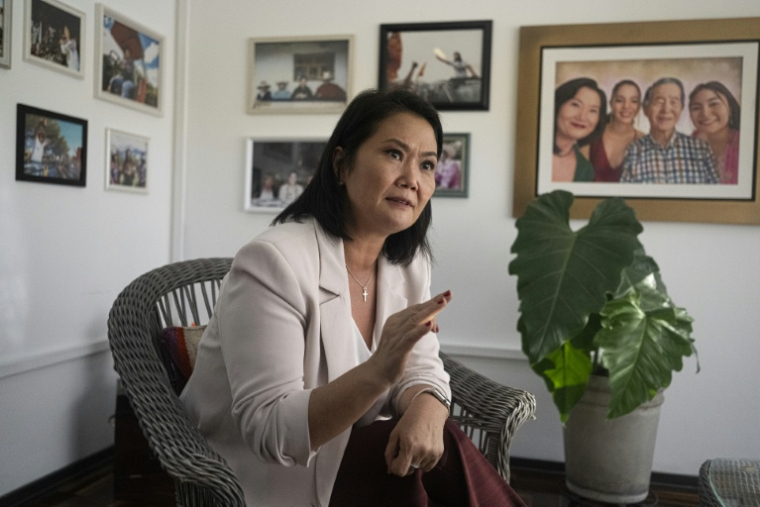 La candidate à l'élection présidentielle au Pérou, Keiko Fujimori, du parti Fuerza Popular, s'exprime lors d'un entretien avec l'AFP dans un local de son parti à Lima, le 10 avril 2026 ( AFP / Ernesto BENAVIDES )