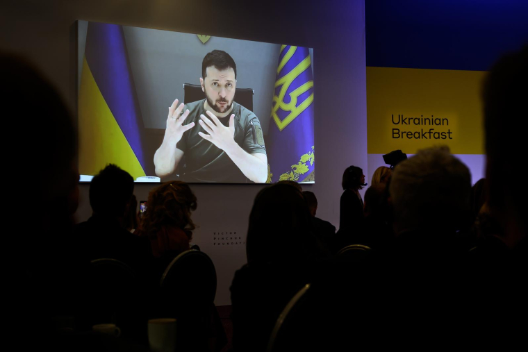 Le président ukrainien Volodymyr Zelensky lors d'un discours vidéo devant les participants au Forum économique de Davos le 25 mai 2022. ( AFP / Fabrice COFFRINI )