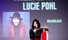 L'humoriste Lucie Pohl sur scène lors de l'édition mensuelle de l'"Immigrant Jam", un spectacle de stand-up où tous les humoristes sont d'origine étrangère, le 7 novembre 2025 à New York ( AFP / kena betancur )