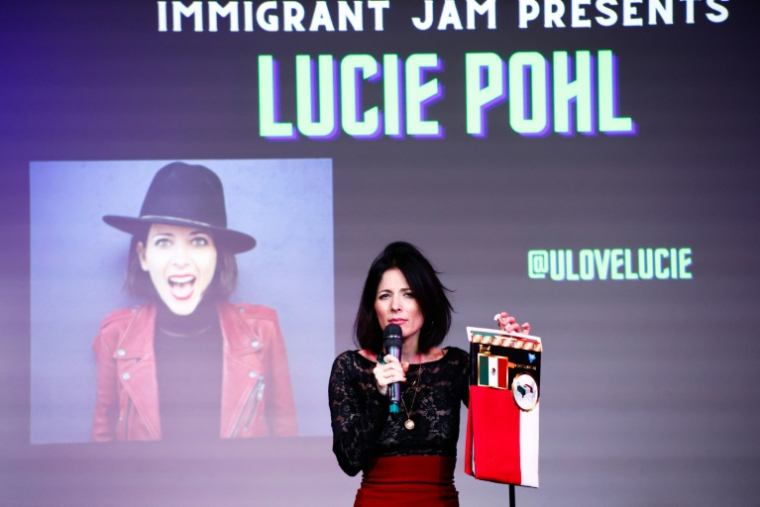 L'humoriste Lucie Pohl sur scène lors de l'édition mensuelle de l'"Immigrant Jam", un spectacle de stand-up où tous les humoristes sont d'origine étrangère, le 7 novembre 2025 à New York ( AFP / kena betancur )