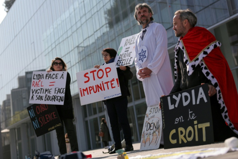 Le collectif de lutte contre la pédocriminalité Mouv'Enfants manifeste devant le tribunal judiciaire de Paris le 23 mars 2026, en soutien à Lydia Hadjara, poursuivie en diffamation après avoir dénoncé des violences sexuelles dans le mouvement raëlien ( AFP / Thomas SAMSON )