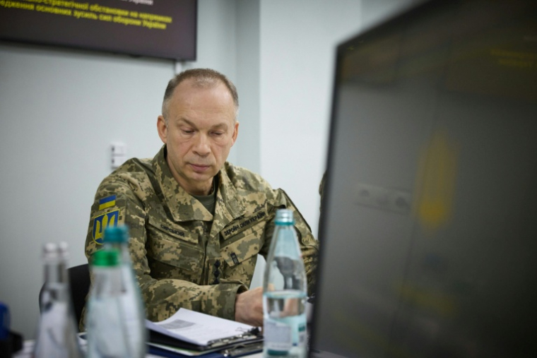 Photo diffusée par le Service de presse de la présidence ukrainienne, le 22 mars 2025, montrant le commandant en chef des forces armées ukrainiennes, Oleksandre Syrsky, assistant à une réunion du cabinet militaire à Kharkiv ( Service de presse de la présidence ukrainienne / Handout )