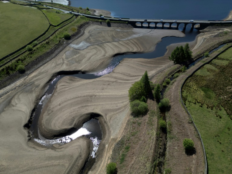 Le lit du réservoir Woodhead apparaît par manque d'eau près de Glossop, dans le nord de l'Angleterre, le 9 mai 2025 ( AFP / Oli SCARFF )
