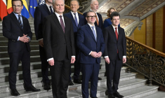 Le Premier ministre suédois, Ulf Kristersson, le Premier ministre estonienne, Kristen Michal, le président lituanien, Gitanas Nauseda, le Premier ministre polonais Donald Tusk, le Premier ministre finlandais, Petteri Orpo, la Première ministre lettone Evika Silina et le président roumain Nicusor Dan à Helsinki, en Finlande, le 16 décembre 2025.  ( Lehtikuva / HEIKKI SAUKKOMAA )